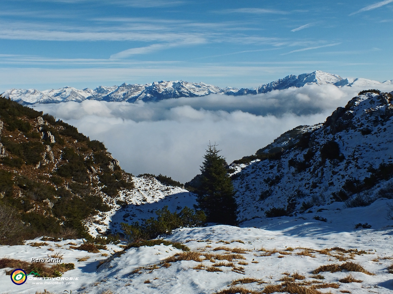 44 nebbia in valle, sole sulle cime....JPG